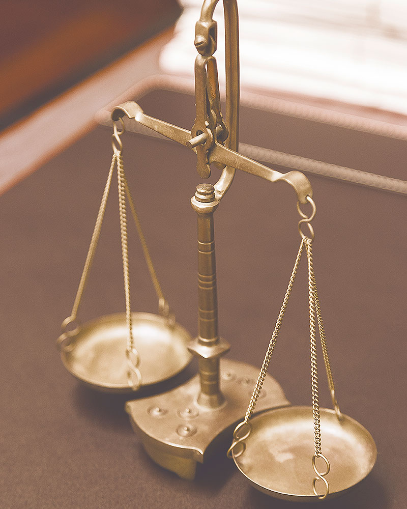 Detalle de una balanza de justicia